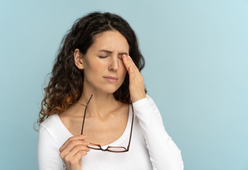 Bằng cách tự động điều chỉnh lượng ánh sáng đi qua, tròng kính giúp giảm căng thẳng và mỏi mắt khi làm việc trong môi trường có ánh sáng thay đổi.