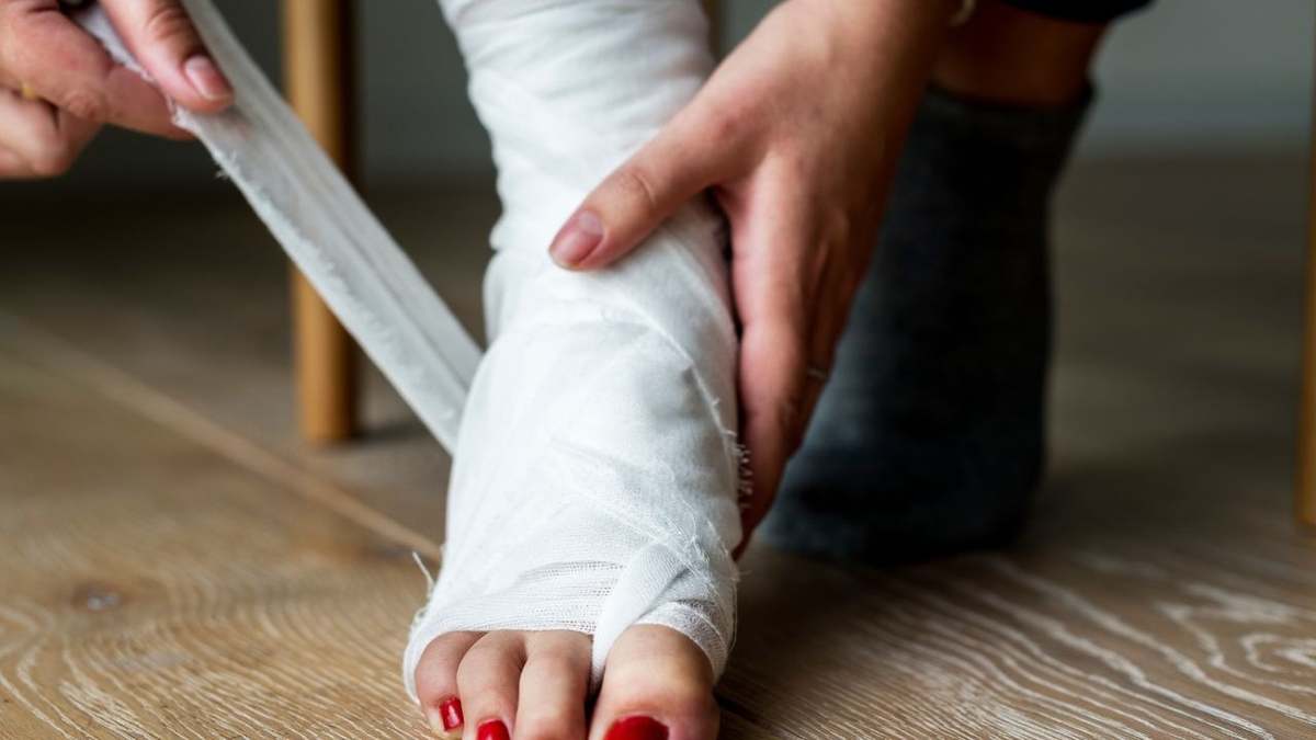 Đau khớp mắt cá chân coi chừng trật khớp