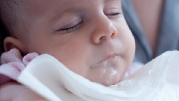 Nôn mửa thường kèm theo cơn đau bụng, làm cho trẻ càng thêm mệt mỏi và khó chịu.