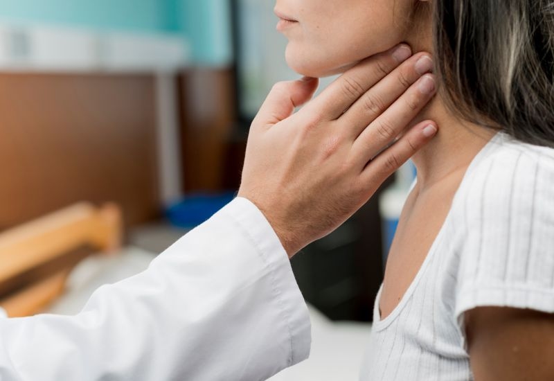 Nổi hạch sau tiêm vắc-xin và nổi hạch do ung thư vú là hai hiện tượng hoàn toàn không liên quan.