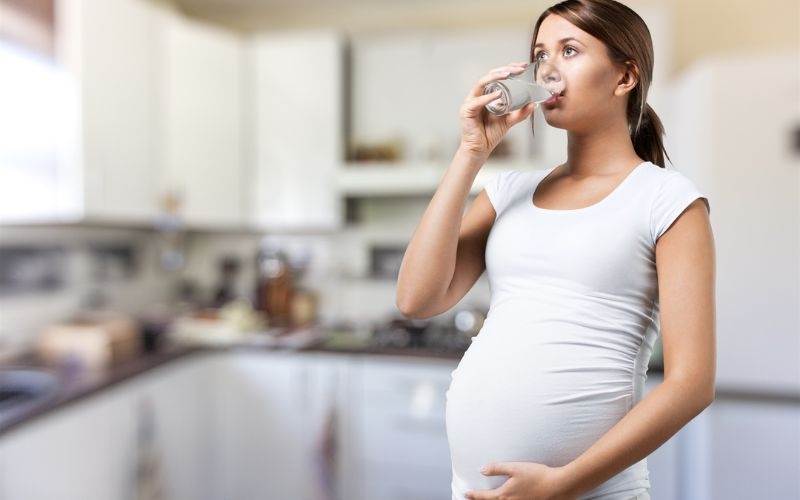Phụ nữ mang thai, đặc biệt là trong giai đoạn cuối thai kỳ, thường gặp triệu chứng ợ chua