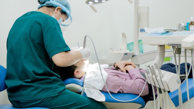 Trả lời câu hỏi điều trị tủy răng mất bao nhiêu tiền