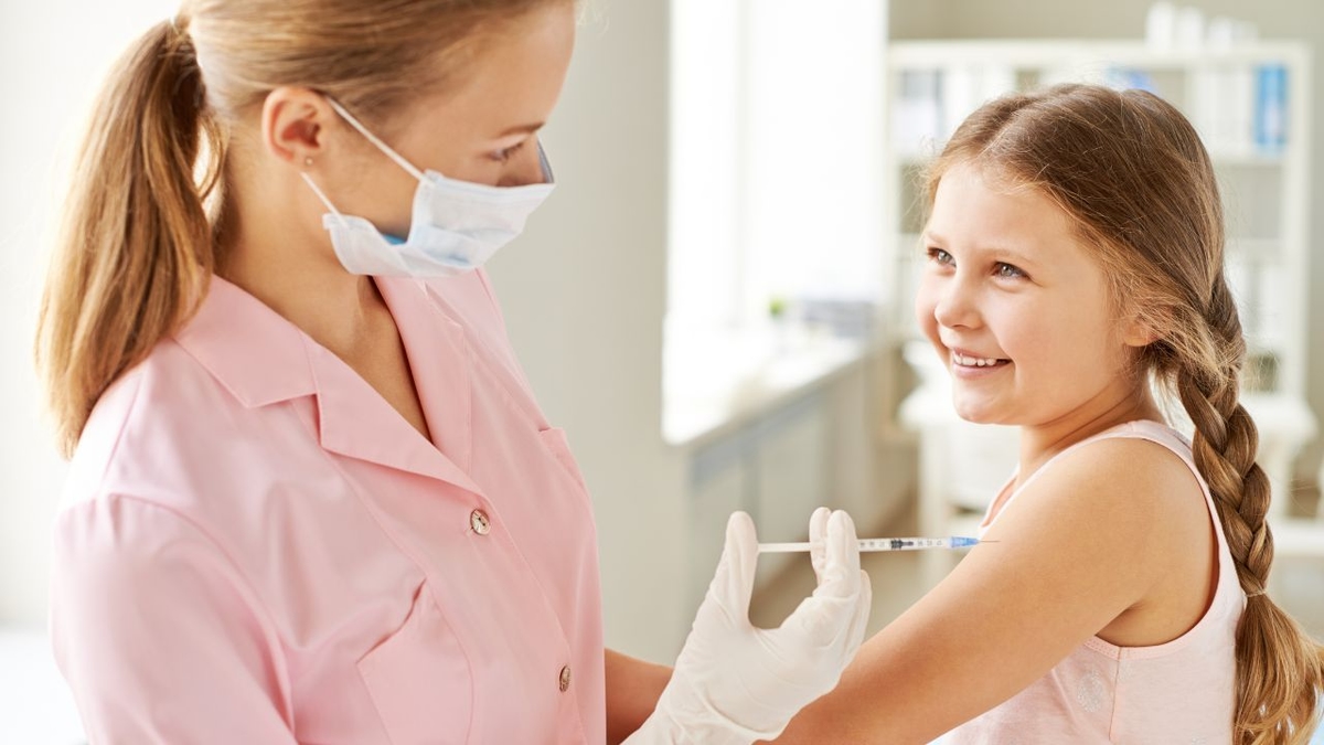 Dưới 18 tuổi có được tiêm vaccine: Câu trả lời chi tiết