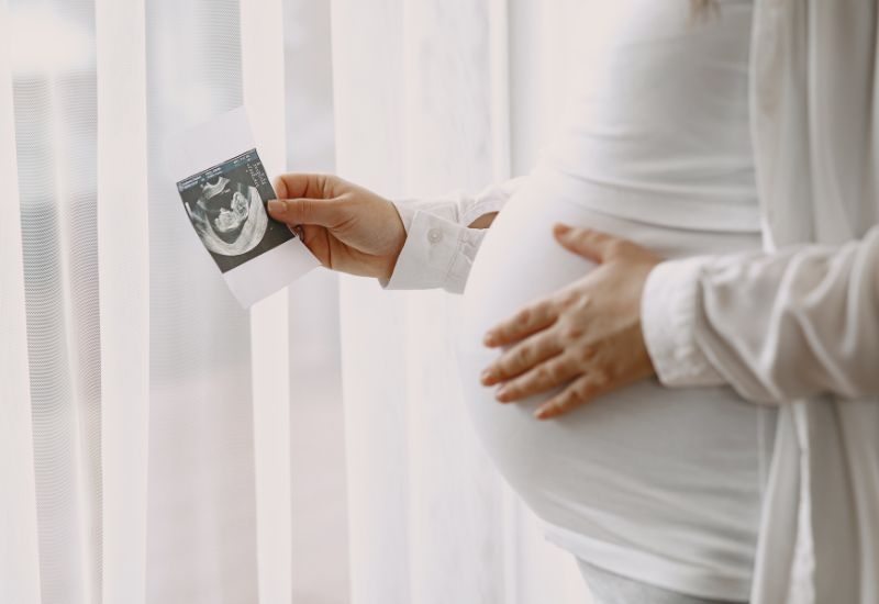 Giải đáp chi tiết: Phụ nữ mang thai có nên tiêm vắc-xin không?