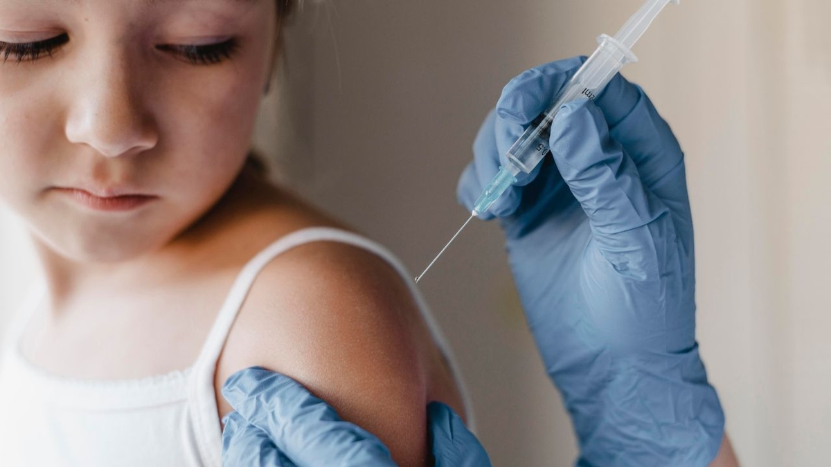 Giải đáp thắc mắc: Tiêm vắc-xin nên tiêm sáng hay chiều