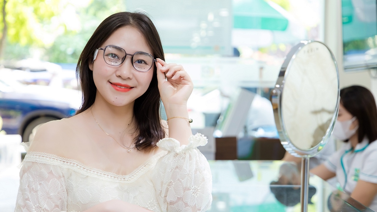 So sánh tròng kính cận 2 độ chất liệu nhựa với Polycarbonate