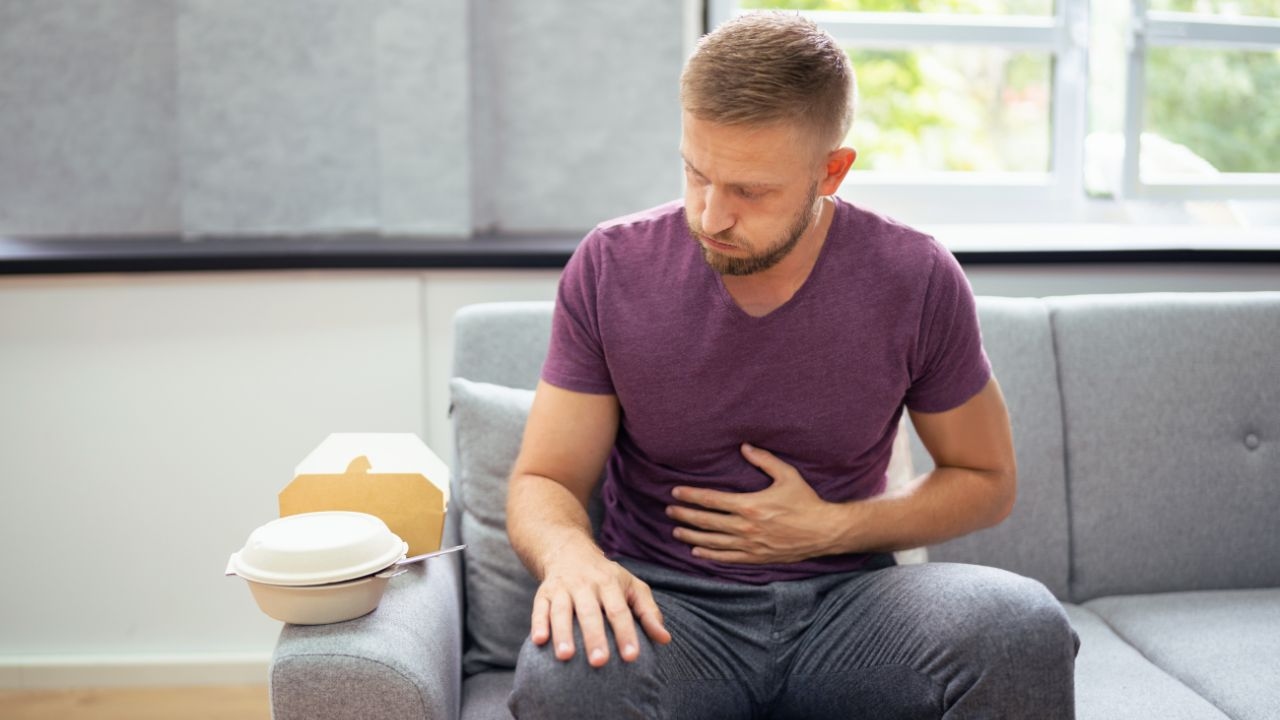 Nhận biết ợ chua do ăn không tiêu và ợ chua trào ngược dạ dày