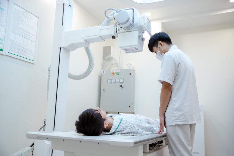 Thăm khám trước khi thực hiện kỹ thuật tán sỏi nội soi ngược dòng