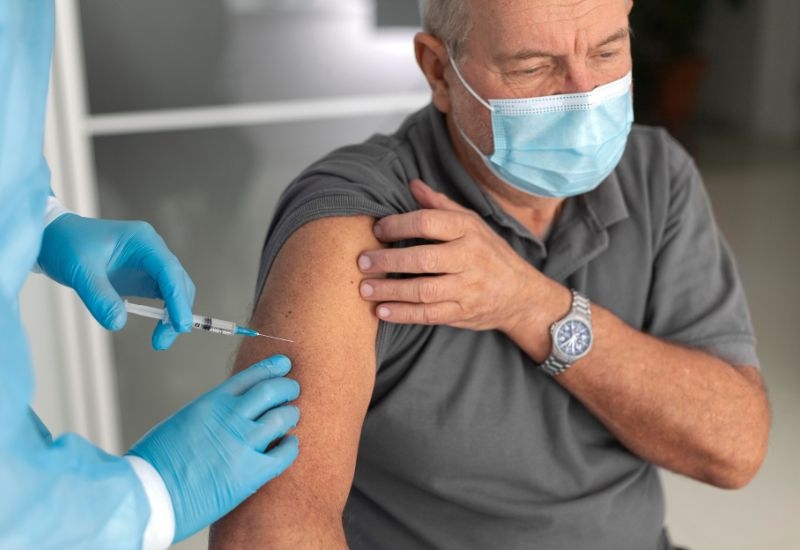 Tầm quan trọng của việc tiêm vắc-xin đối với người lớn tuổi