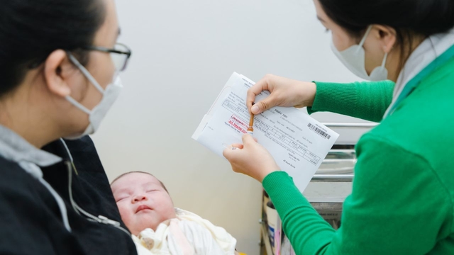 Trẻ sơ sinh được tiêm vacxin gì: Mũi tiêm cha mẹ cần nhớ