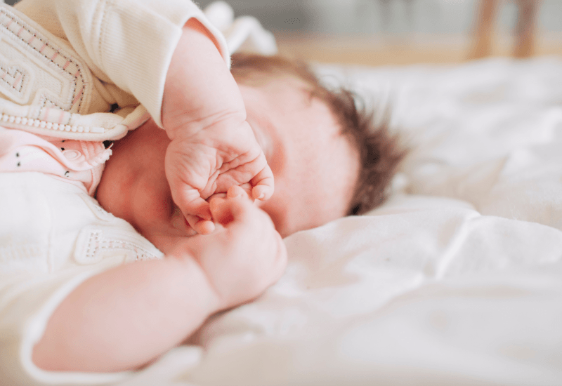 Có nhiều cách để giúp trẻ trở lại với thói quen bú bình thường sau khi tiêm vắc-xin.