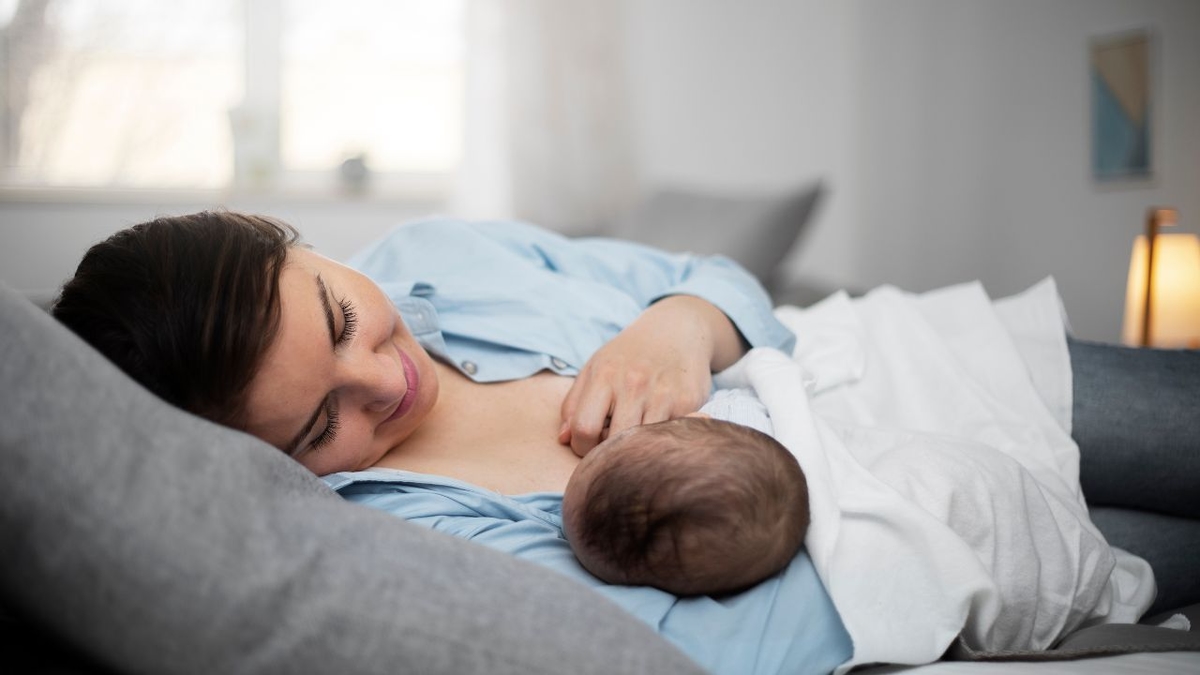 Bé đi tiêm vắc-xin về ít bú: Lời khuyên từ chuyên gia