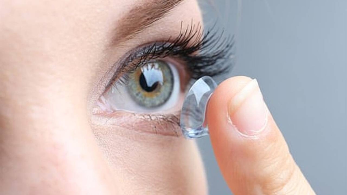 Cắt kính áp tròng cận và những điều cần lưu ý