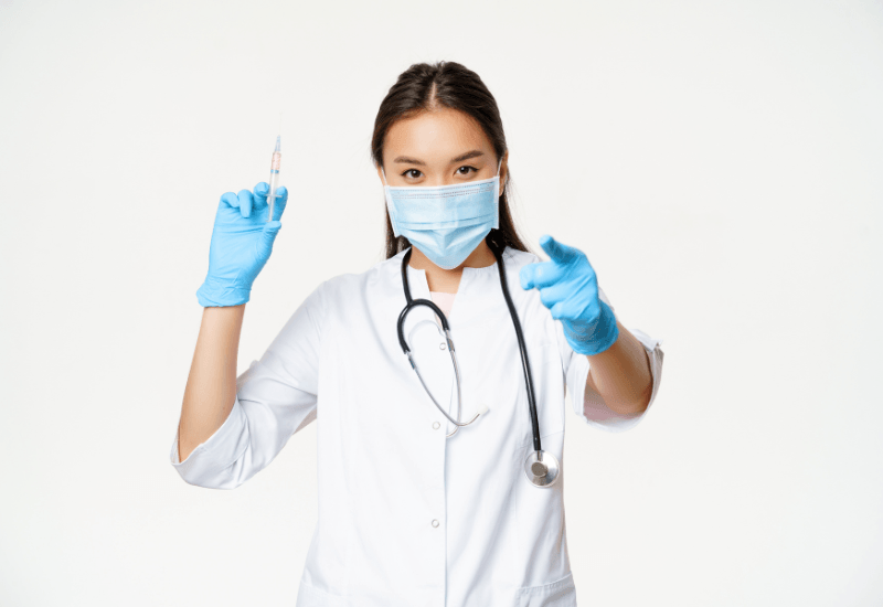 Ở lại nơi tiêm vắc-xin ít nhất 15-30 phút sau khi tiêm để được theo dõi các phản ứng có thể xảy ra.