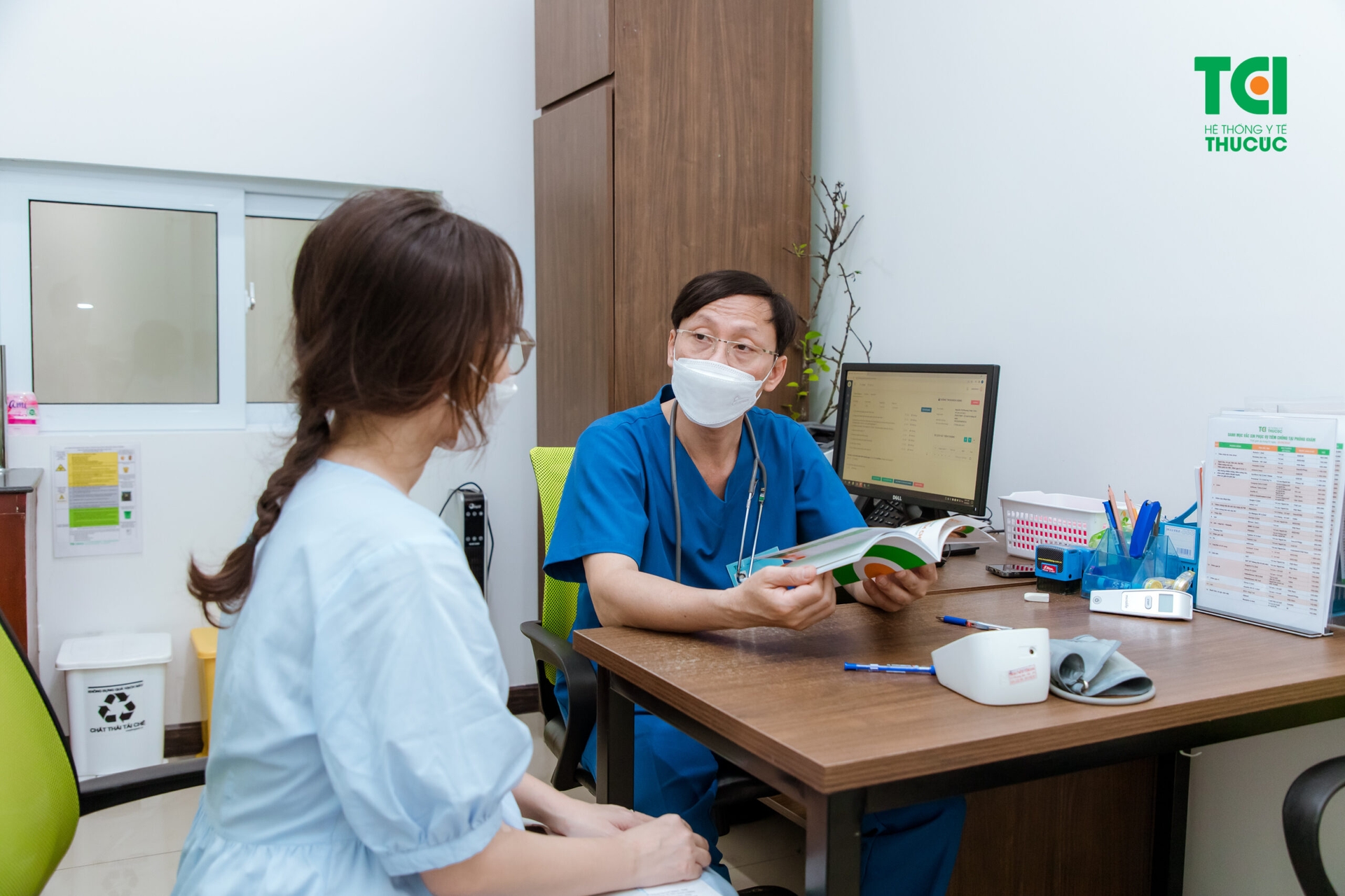 Nếu thấy có bất kì hiện tượng gì bất thường nên tham khảo ý kiến bác sĩ sau tiêm