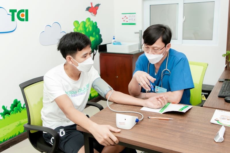 Các phản ứng như sốt, đau nhức không liên quan trực tiếp đến việc tắm sau tiêm.