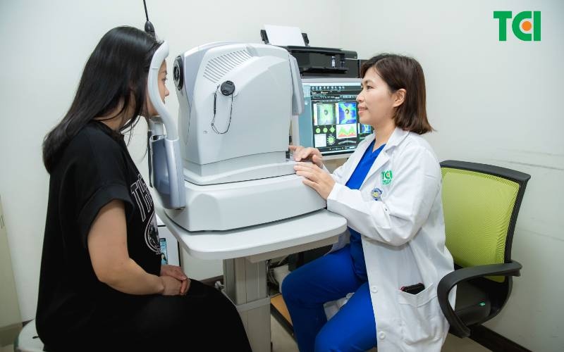 Đo mắt cắt Tròng kính loạn đổi màu