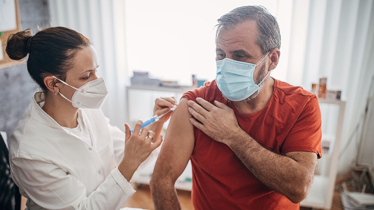 Có bắt buộc tiêm vacxin cho người cao tuổi và câu trả lời
