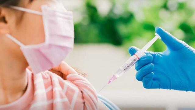 Tiêm vacxin cho trẻ từ 12 tuổi và những điều cha mẹ cần biết