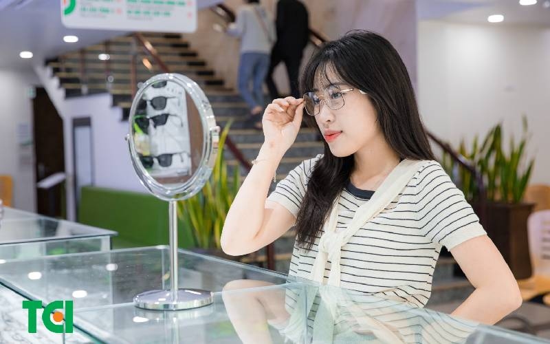 Tròng kính cận phản quang bao nhiêu tiền