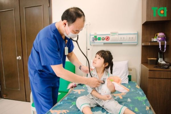 Bác sĩ tận tâm thăm khám 