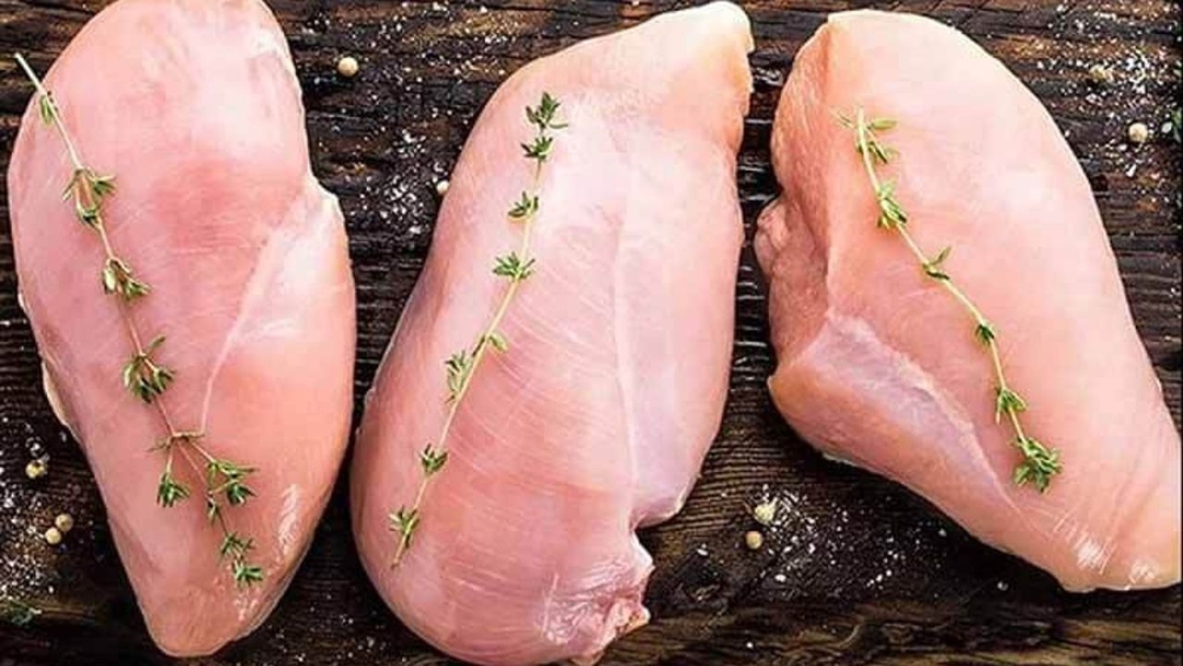 100g ức gà luộc bao nhiêu calo và giải đáp chi tiết