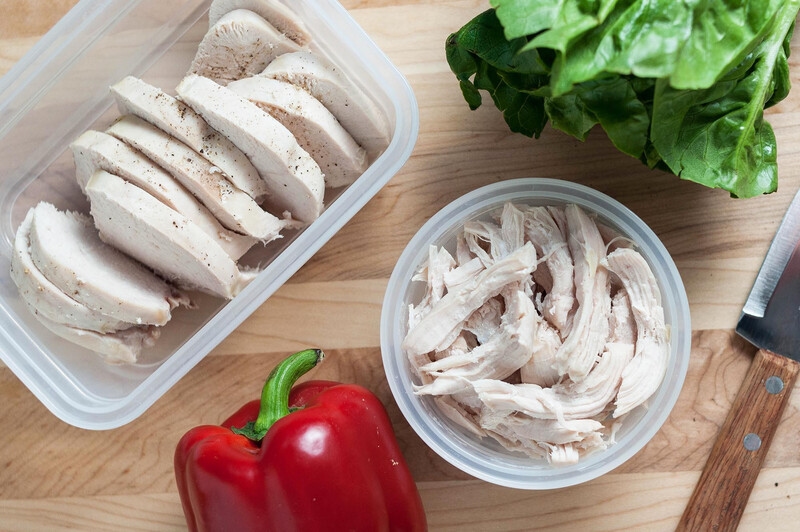 Ngoài lượng calo thấp, ức gà luộc còn là một nguồn cung cấp protein, vitamin và khoáng chất dồi dào.