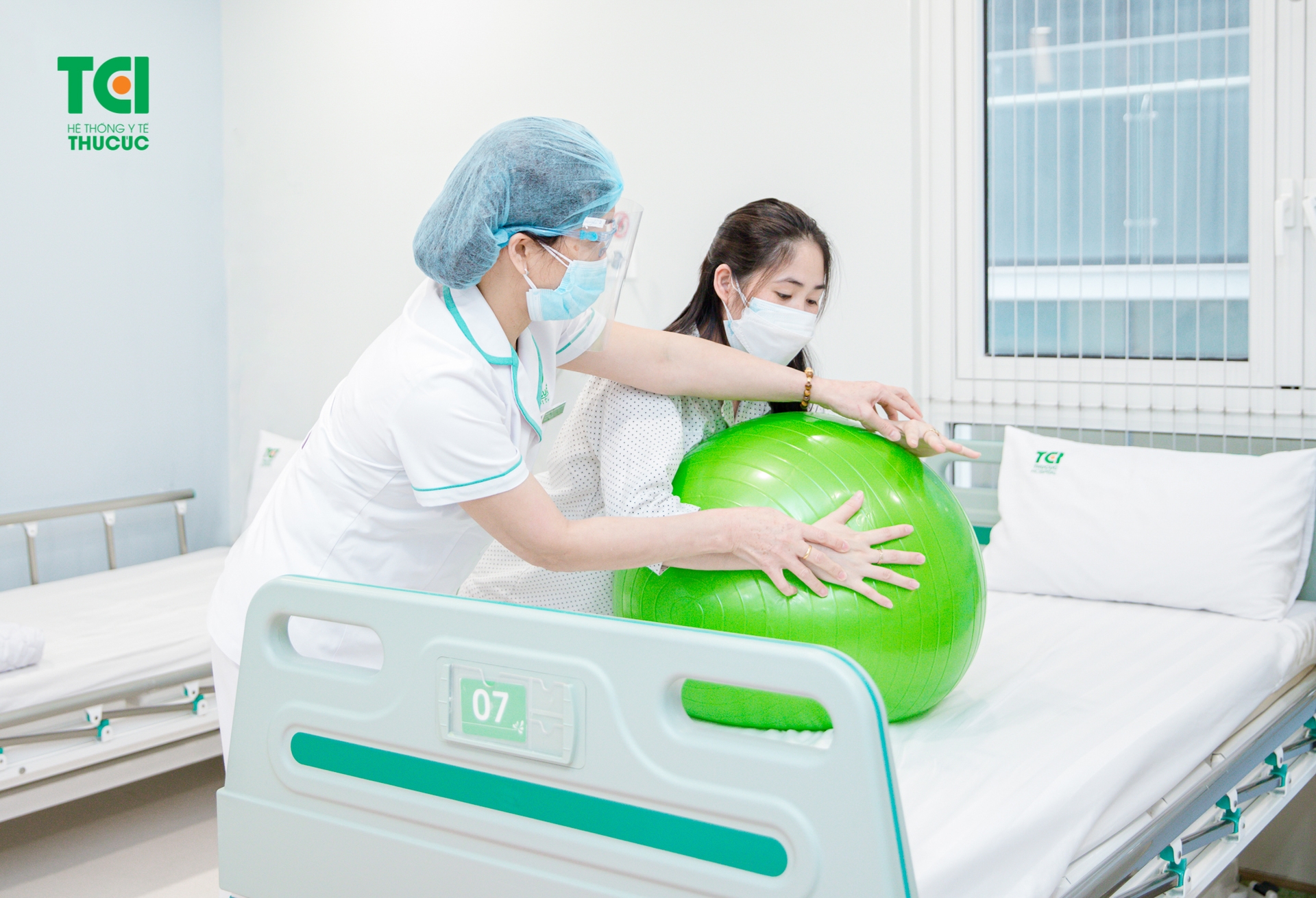 Tập bóng tại phòng sinh là liệu pháp giảm đau được áp dụng cho các mẹ bầu trong quá trình chuyển dạ sinh thường tại Thu Cúc TCI