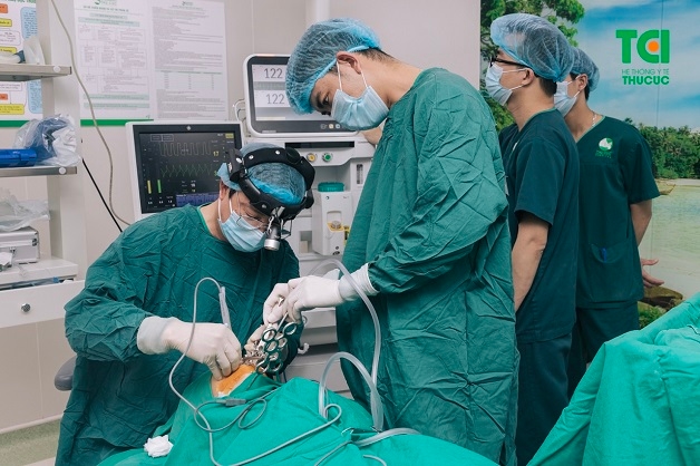 Khi các hạt xơ đã phát triển quá lớn thì bác sĩ cần phải can thiệp phẫu thuật nội soi để bóc tách hạt xơ