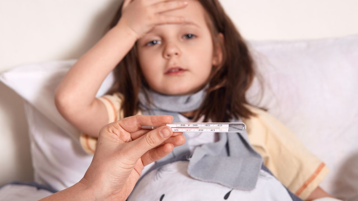 Trẻ em bị sốt phải làm sao: Cẩm nang xử trí cho bố mẹ