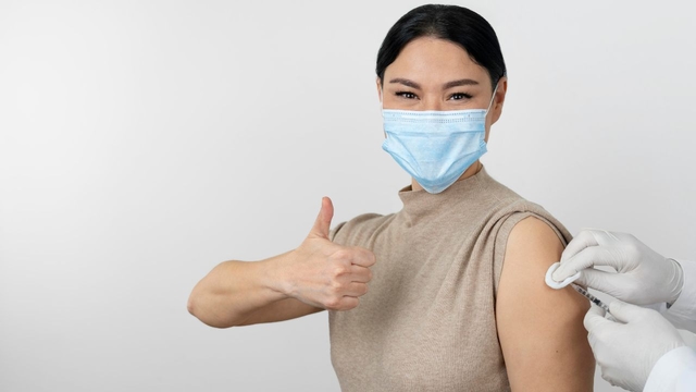 Uống thuốc trước khi tiêm vắc-xin: Những điều bạn cần biết