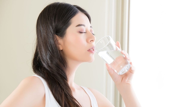 Uống sữa bị ợ hơi: Nguyên nhân và cách cải thiện