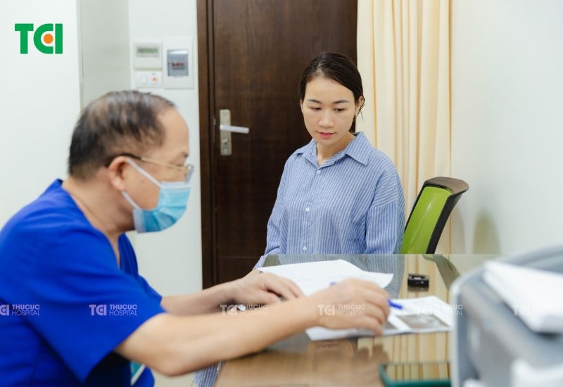 Nếu bạn nghi ngờ mình có dấu hiệu có thai, hãy đến cơ sở y tế để được bác sĩ kiểm tra và tư vấn kịp thời.