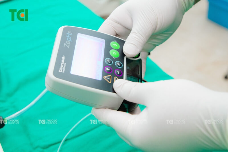  Các cảm biến sẽ ghi lại dữ liệu về mức độ axit và trở kháng trong thực quản