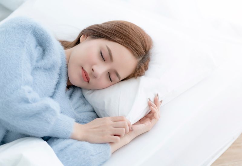 Sữa chua chứa tryptophan - một loại axit amin giúp kích thích sản xuất melatonin, hormone điều hòa giấc ngủ.