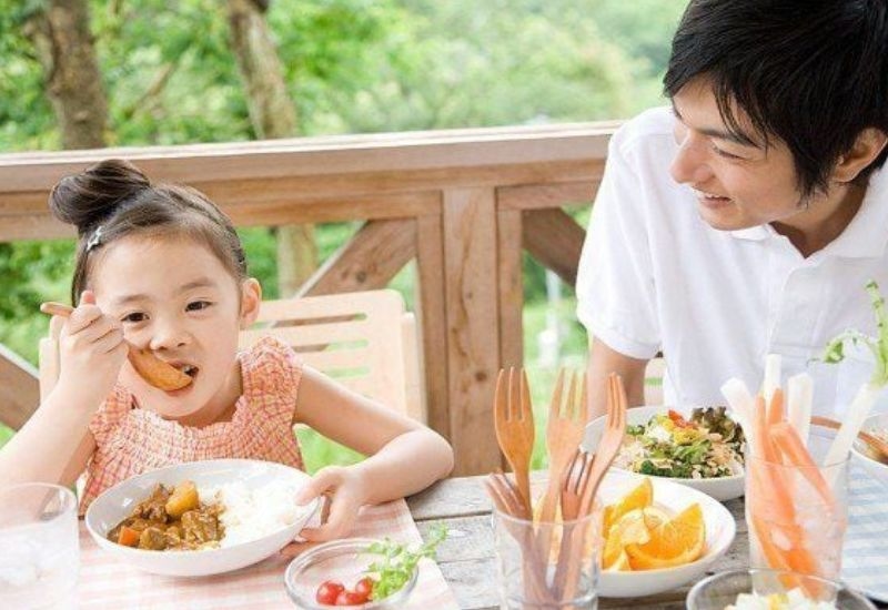 Để trẻ phát triển tốt, việc chăm sóc dinh dưỡng cho trẻ luôn cần được cha mẹ ưu tiên hàng đầu.