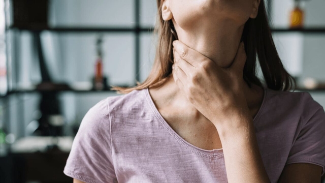 Mắc nghẹn ở cổ do đâu? Tìm hiểu cách xử lý và phòng ngừa