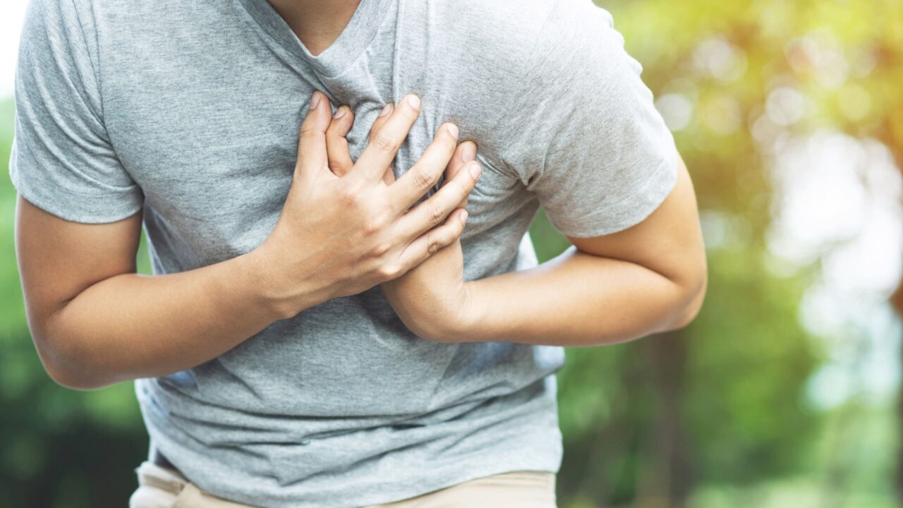 Đau rát ngực là bệnh gì? &#8211; Hiểu đúng triệu chứng nguy hiểm