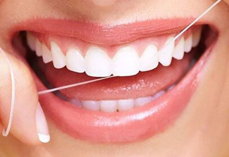 Đánh răng và dùng chỉ nha khoa đúng cách giúp ngăn ngừa hiệu quả tình trạng đau viêm lợi.