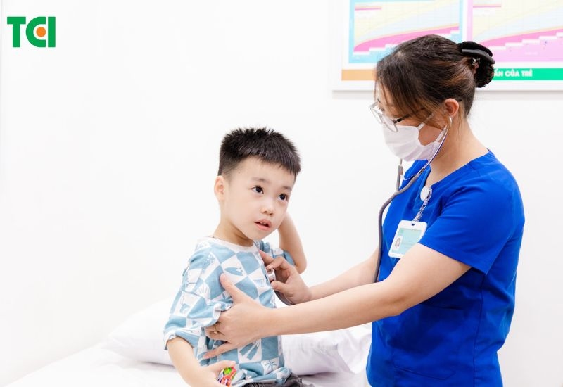 Khi trẻ biếng ăn, khám kịp thời giúp đảm bảo dinh dưỡng cho trẻ.