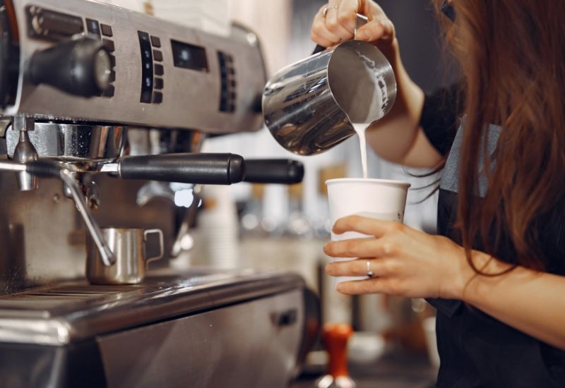 Đường, sữa đặc, hoặc kem có thể làm tăng lượng đường và chất béo bão hòa trong cà phê, gây bất lợi cho người bị mỡ máu cao.