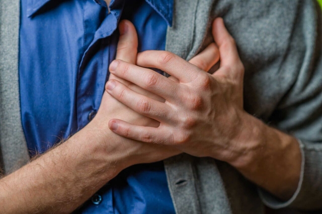 Nóng rát đau tức ngực: Triệu chứng tiềm ẩn nguy hiểm