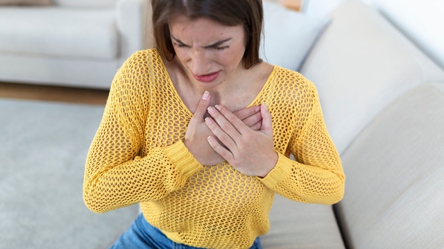 Ợ nóng tức ngực: Khi hệ tiêu hóa đang âm thầm “kêu cứu”