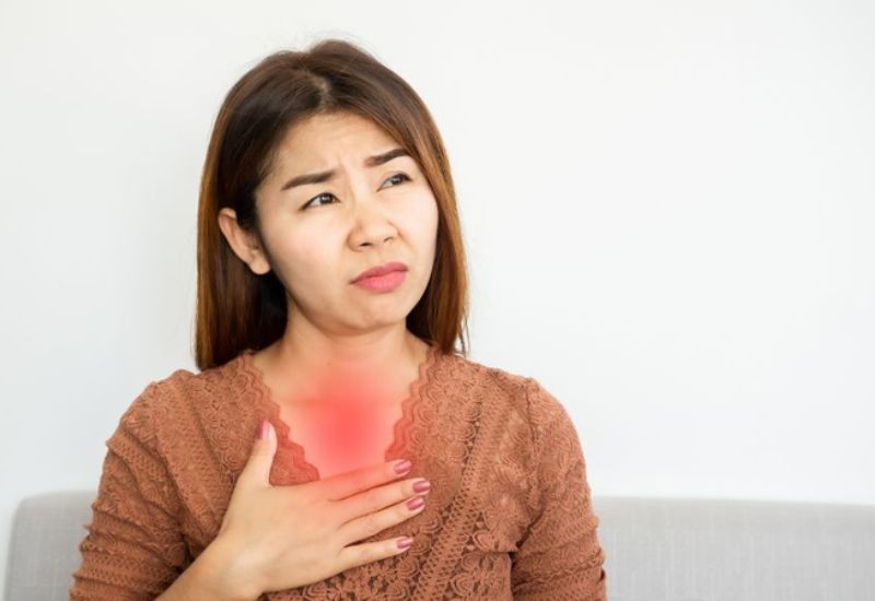 Chứng ợ nóng thực quản gây nhiều khó chịu và bất tiện trong sinh hoạt.