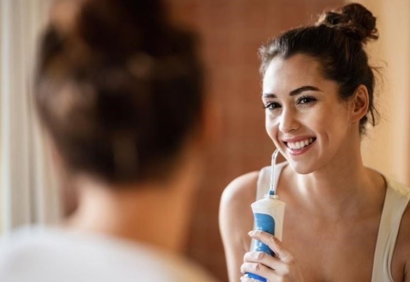 Nên dùng tăm nước để bảo vệ răng và ngăn ngừa viêm kẽ chân răng.