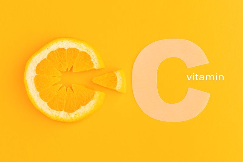 Vitamin C còn hỗ trợ sản xuất collagen, giúp duy trì sức khỏe của da, xương và các mô liên kết.