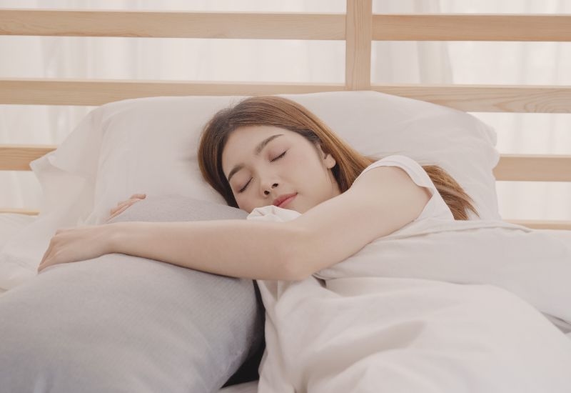 Ăn bưởi giảm mỡ máu nhưng tránh ăn quá sát giờ đi ngủ vì bưởi có tính chua nhẹ, có thể gây cồn ruột nếu bụng rỗng.