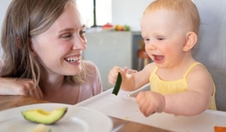 Những điều mẹ cần lưu ý khi cho bé 6 tháng ăn bơ lần đầu