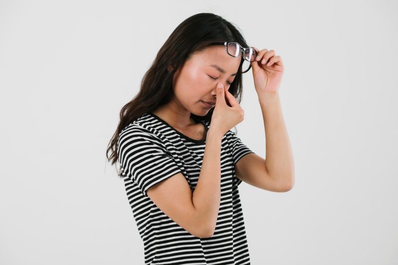 Bệnh khô mắt xảy ra khi mắt không sản xuất đủ nước mắt hoặc nước mắt có chất lượng kém, không đủ để giữ ẩm cho bề mặt nhãn cầu.