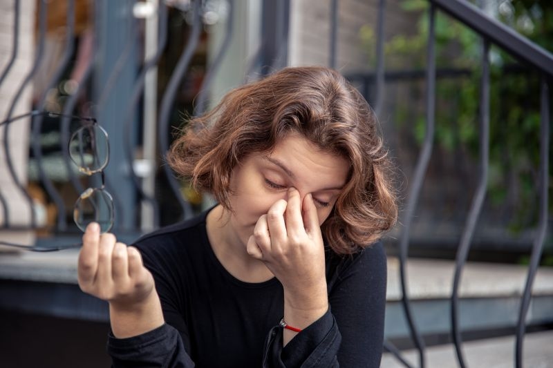 Có nhiều nguyên nhân dẫn đến bệnh khô mắt, từ yếu tố môi trường đến các vấn đề sức khỏe tiềm ẩn.